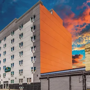 La Quinta By Wyndham Brooklyn Hotel